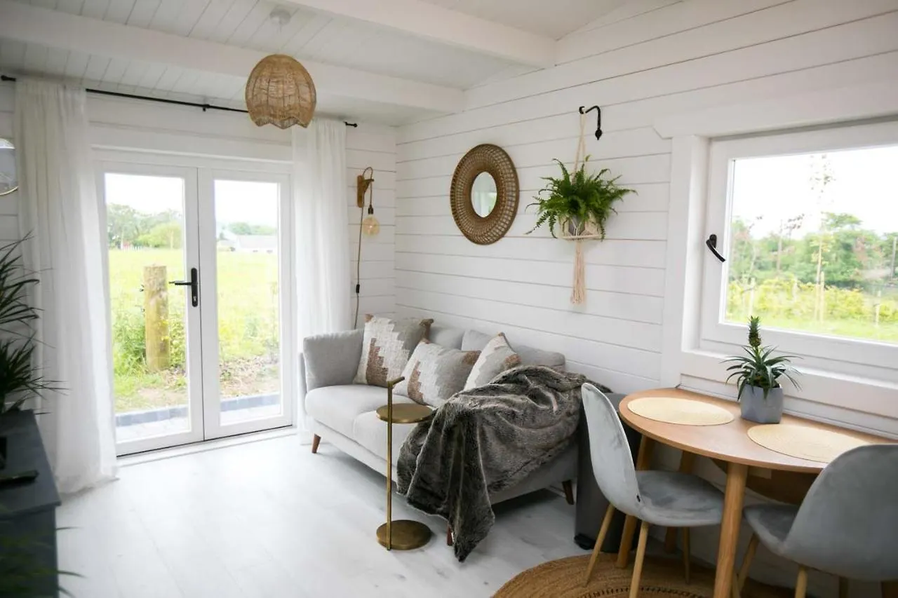 The Paddocks Cabin - Stylish, Cozy & Private Killarney