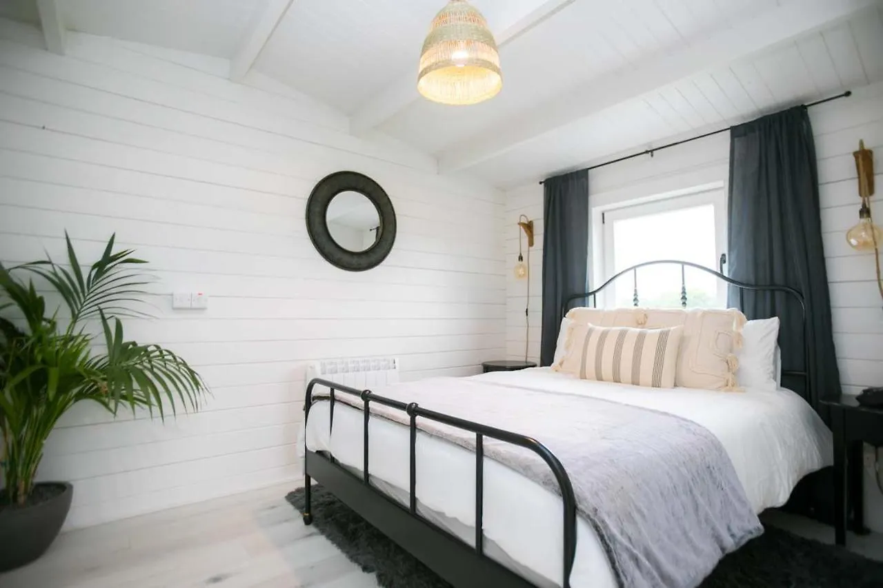 The Paddocks Cabin - Stylish, Cozy & Private Killarney Chalet
